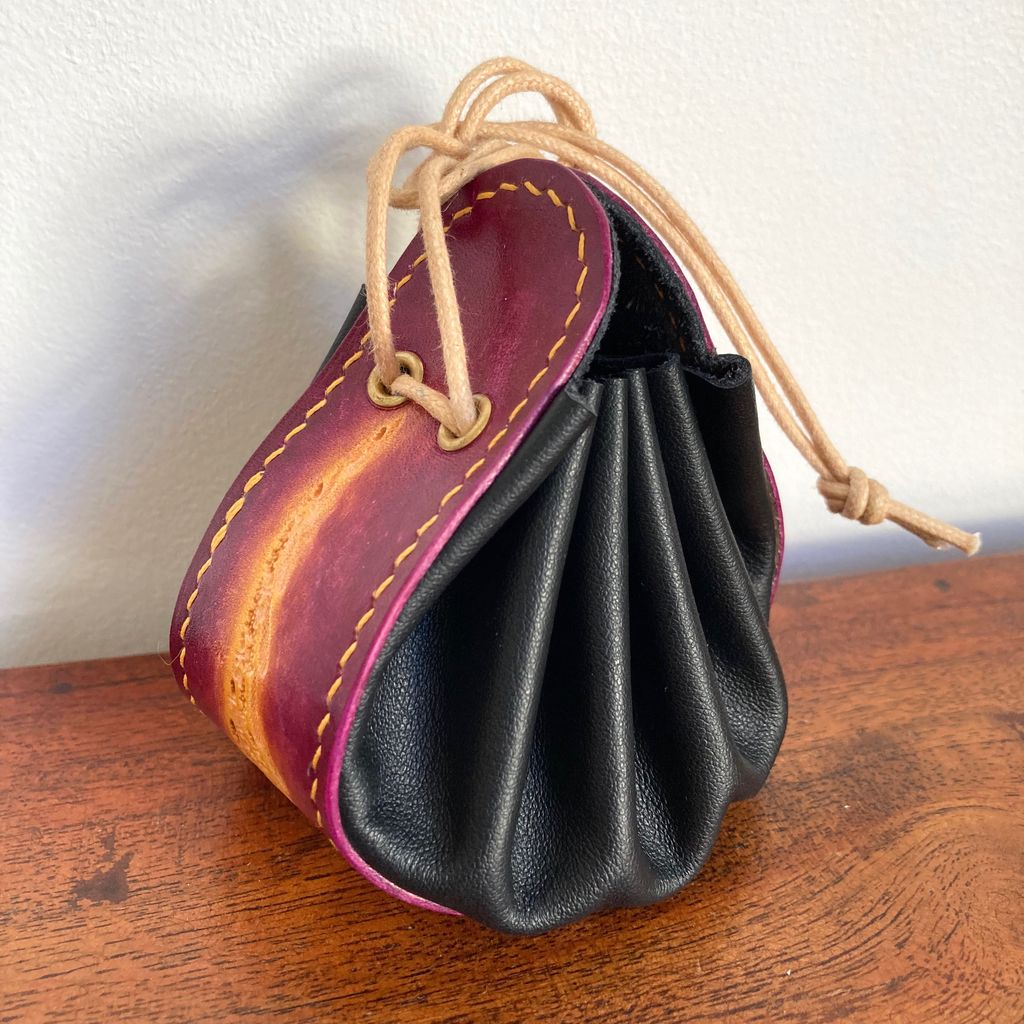 YVONNE V1 - Bourse en Cuir avec Bande Décorative Repoussage
