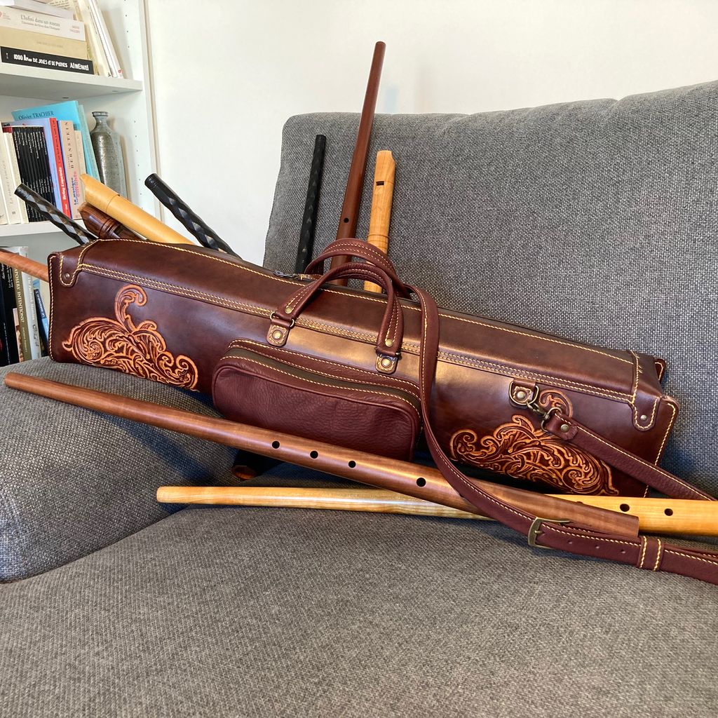 ZOZOTTE Sculpté - Étui en Cuir Repoussé pour Cornets à Bouquin et Flûtes à Bec